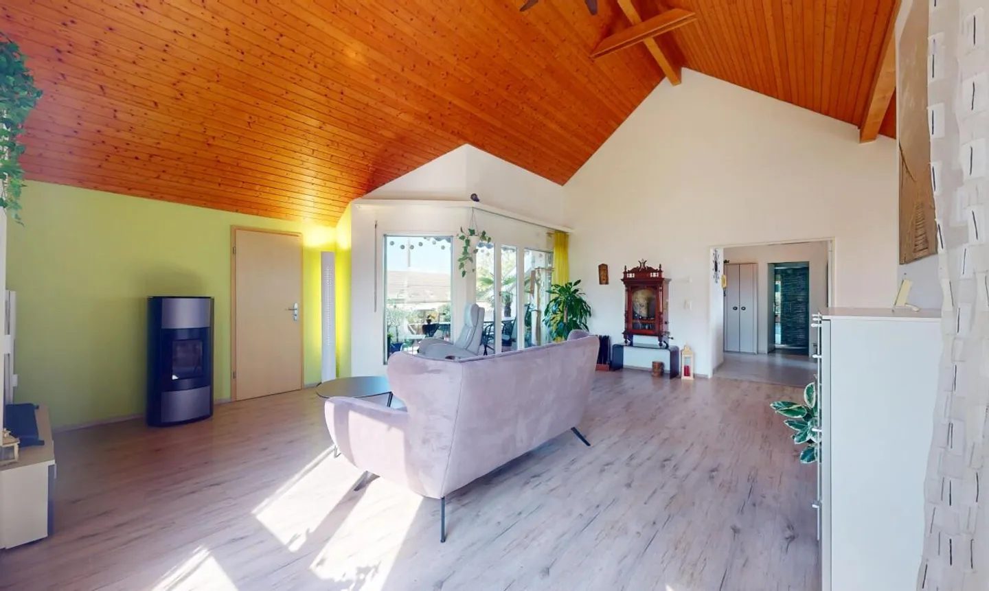 Spacious Penthouse Apartment with Balcony, View & Plenty of Light - Photo 4 of 13