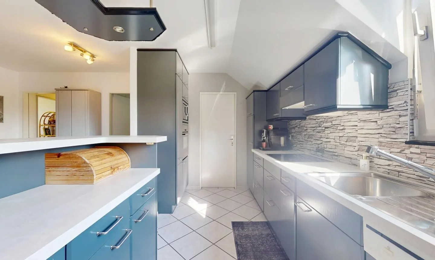 Spacious Penthouse Apartment with Balcony, View & Plenty of Light - Photo 10 of 13