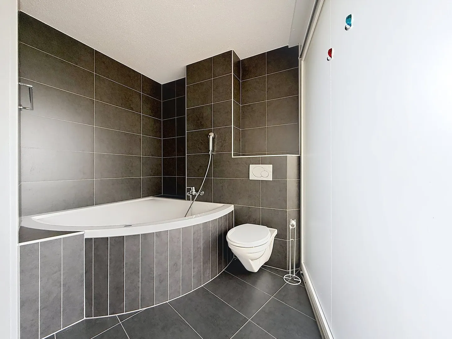 Das perfekte Gleichgewicht zwischen Komfort, Natur und Moderne in Saint-Blaise - Villa mit 5,5 Zimmern - Foto 9 von 14