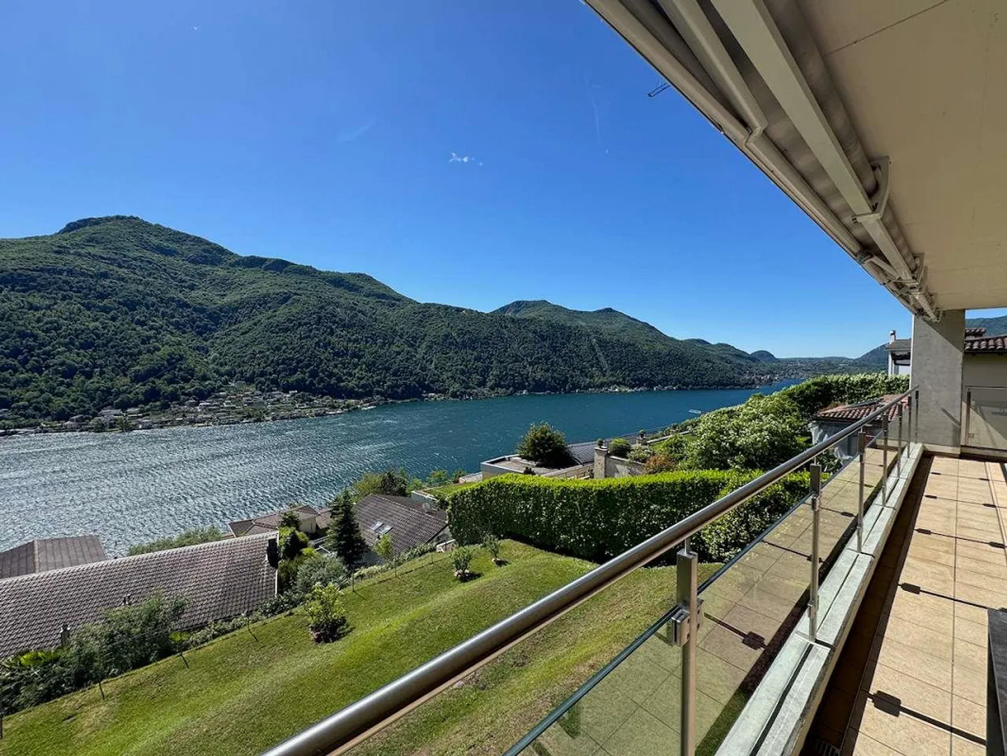 Penthouse avec grande terrasse et vue sur le lac - Photo 1 sur 13