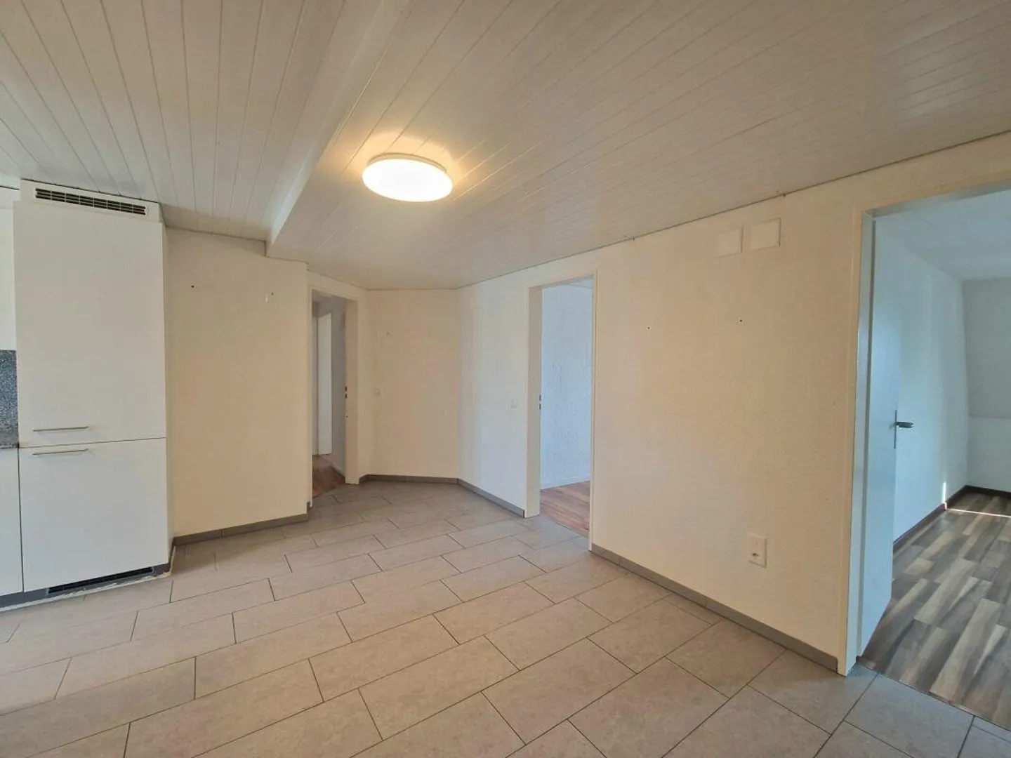 1st Month Rent FREE | Cozy 4.5 Room Apartment in Central Location - Photo 8 of 10