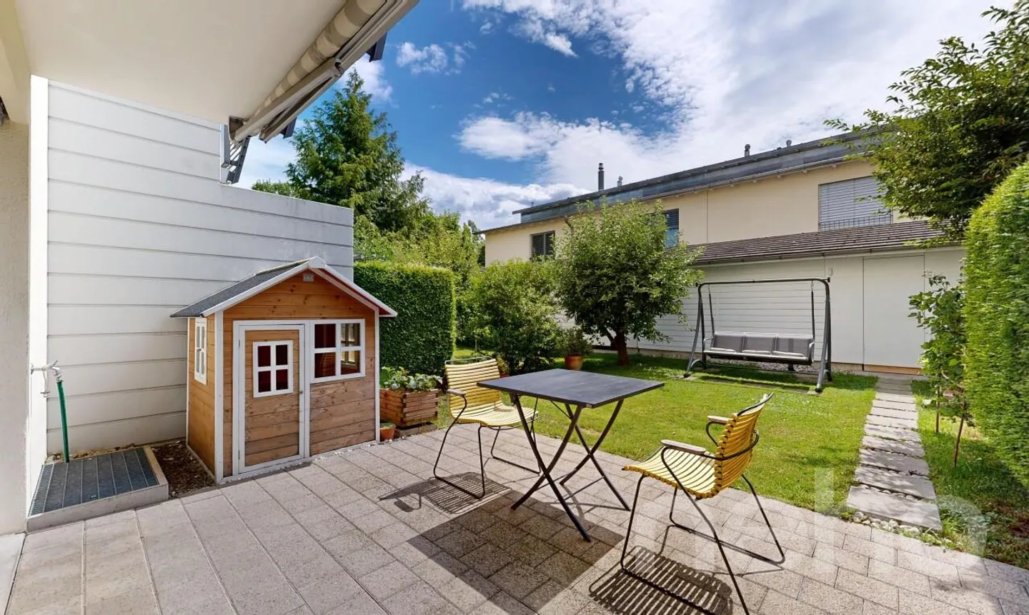Family-Friendly Townhouse in Emmen - Photo 3 of 11