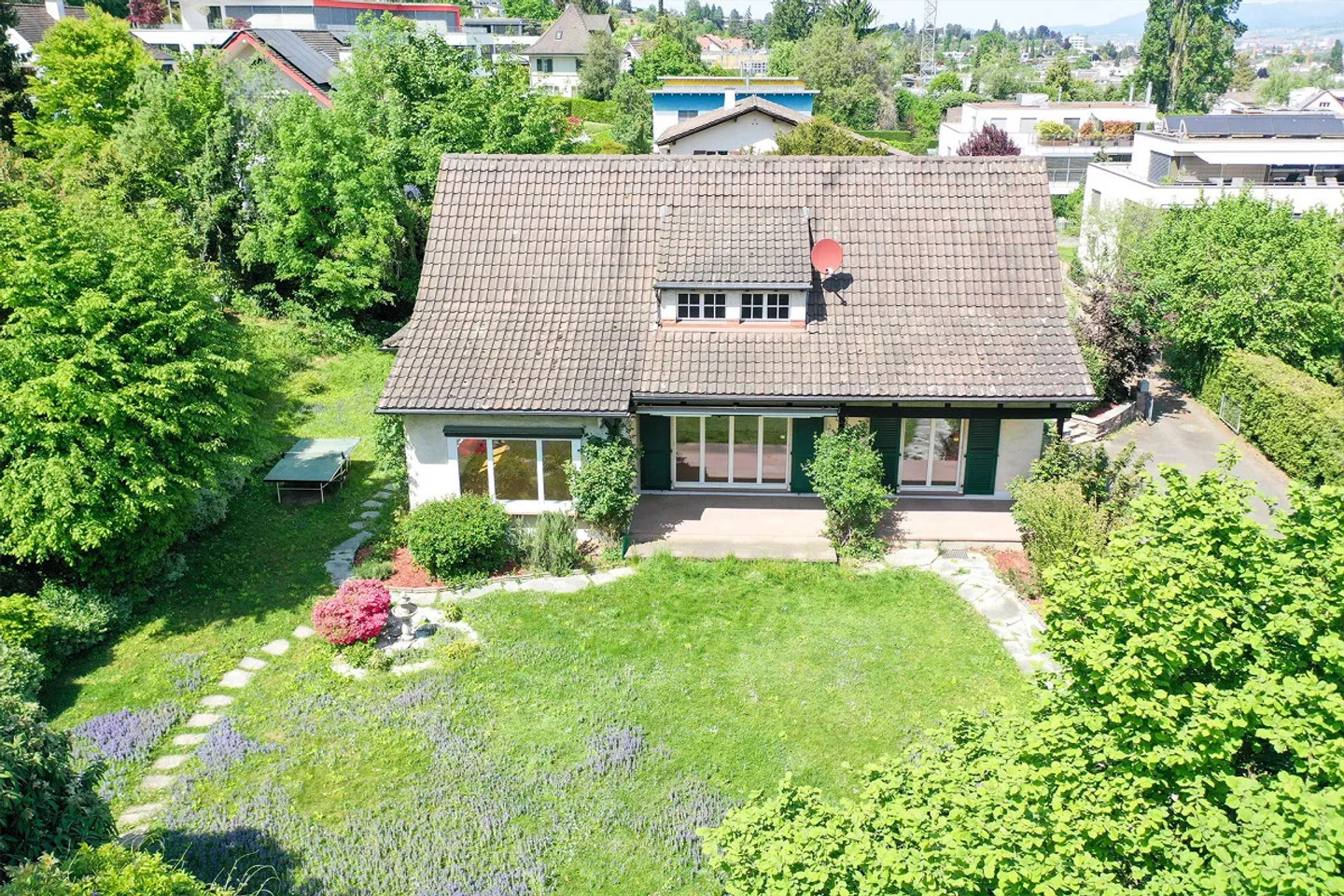 Beaucoup d'espace pour un temps limité - Maison de 7,5 pièces avec grand jardin à Bottmingen - Photo 1 sur 14