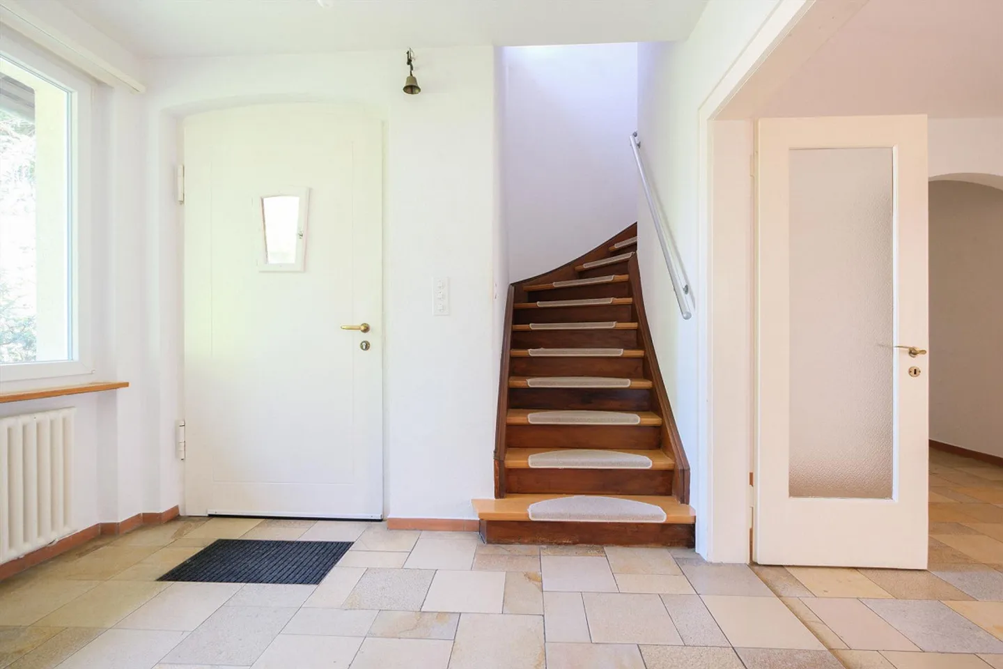 Beaucoup d'espace pour un temps limité - Maison de 7,5 pièces avec grand jardin à Bottmingen - Photo 2 sur 14