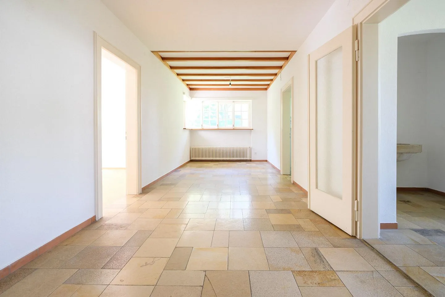 Beaucoup d'espace pour un temps limité - Maison de 7,5 pièces avec grand jardin à Bottmingen - Photo 3 sur 14