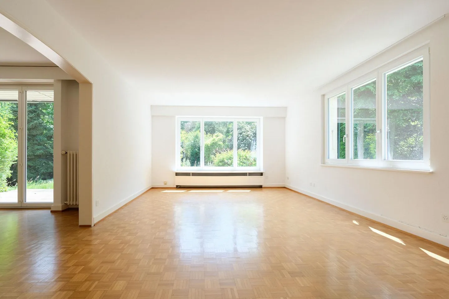 Beaucoup d'espace pour un temps limité - Maison de 7,5 pièces avec grand jardin à Bottmingen - Photo 4 sur 14