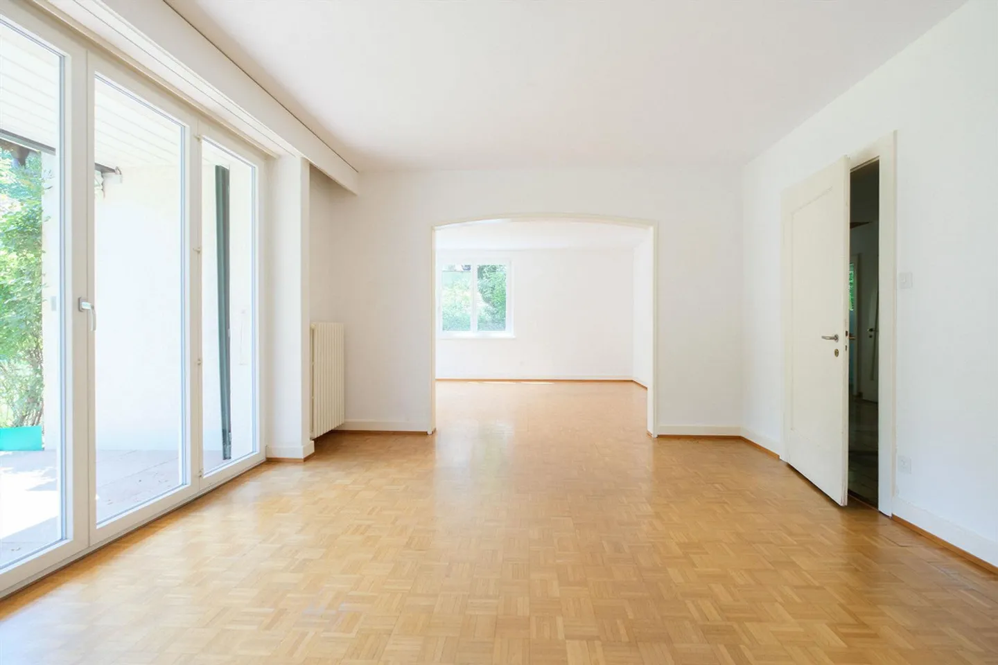 Beaucoup d'espace pour un temps limité - Maison de 7,5 pièces avec grand jardin à Bottmingen - Photo 5 sur 14