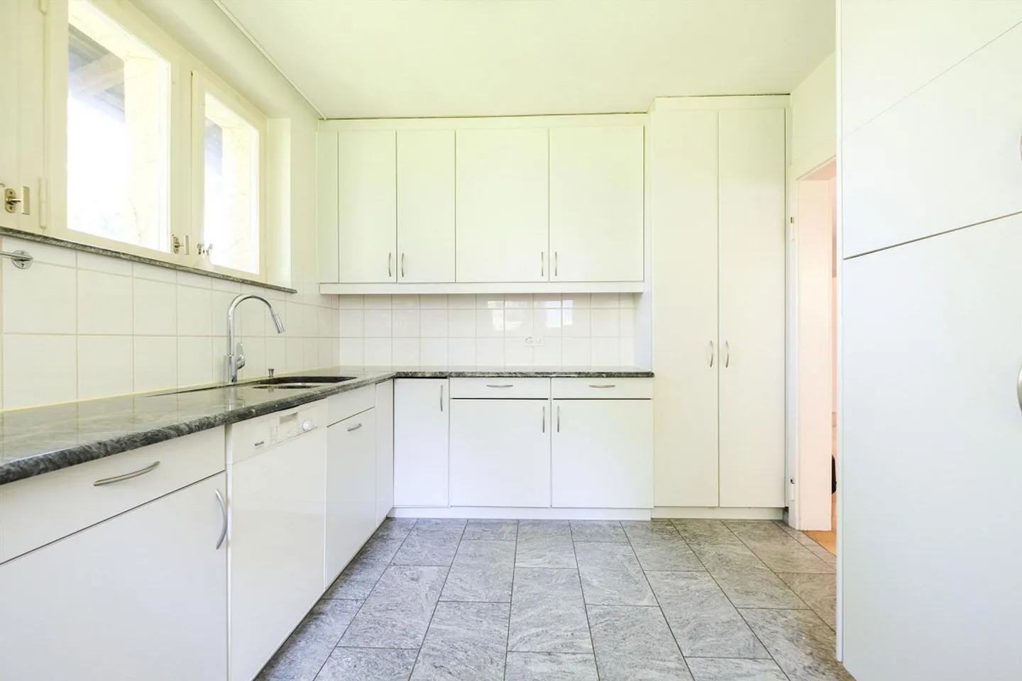 Beaucoup d'espace pour un temps limité - Maison de 7,5 pièces avec grand jardin à Bottmingen - Photo 7 sur 14