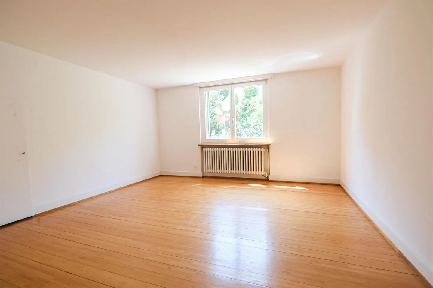 Beaucoup d'espace pour un temps limité - Maison de 7,5 pièces avec grand jardin à Bottmingen - Photo 8 sur 14