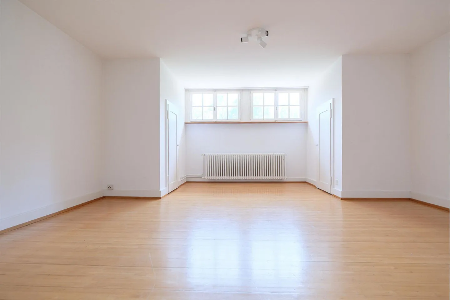 Beaucoup d'espace pour un temps limité - Maison de 7,5 pièces avec grand jardin à Bottmingen - Photo 9 sur 14