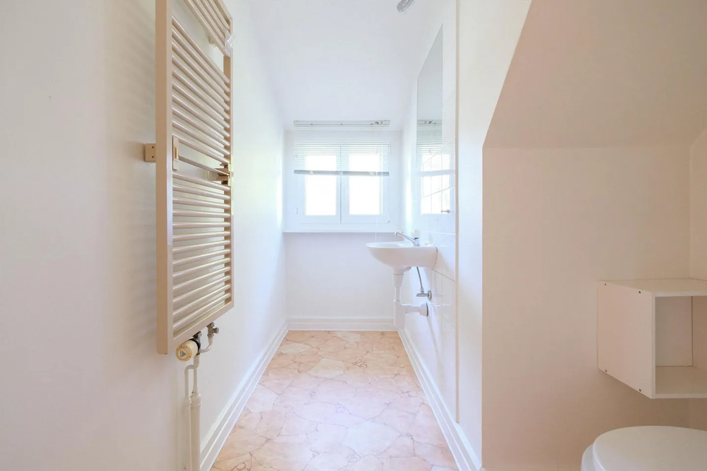 Beaucoup d'espace pour un temps limité - Maison de 7,5 pièces avec grand jardin à Bottmingen - Photo 10 sur 14