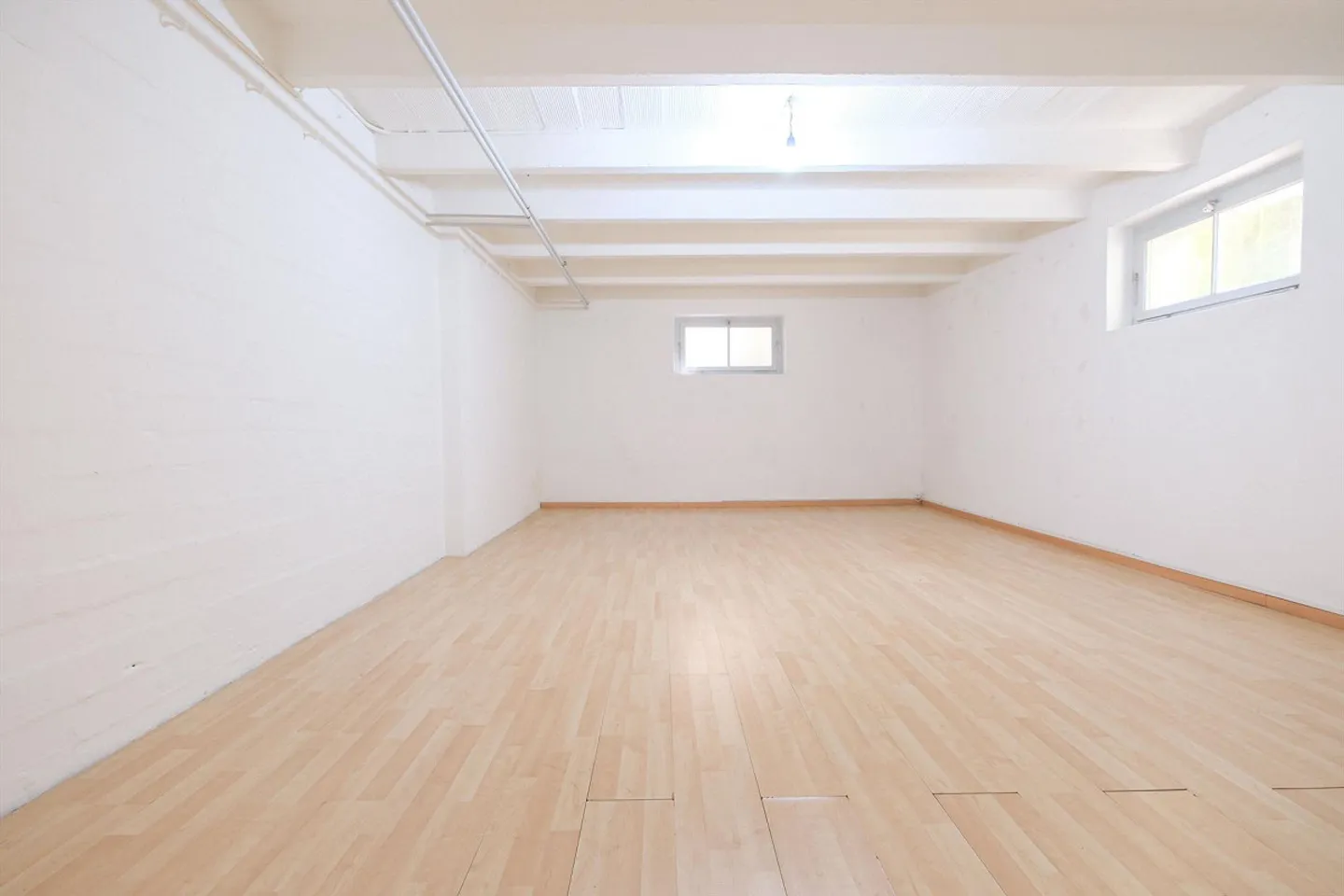 Beaucoup d'espace pour un temps limité - Maison de 7,5 pièces avec grand jardin à Bottmingen - Photo 11 sur 14