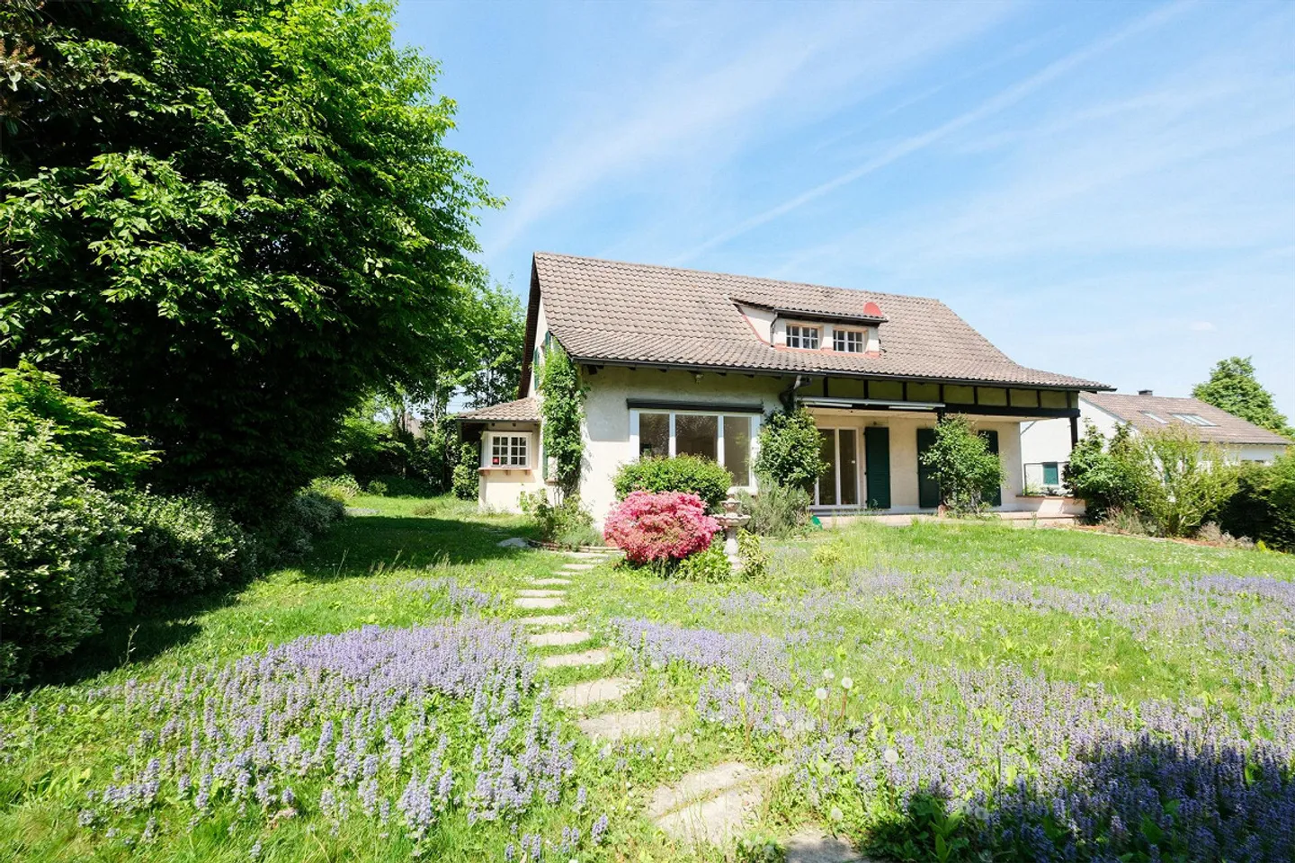 Beaucoup d'espace pour un temps limité - Maison de 7,5 pièces avec grand jardin à Bottmingen - Photo 14 sur 14