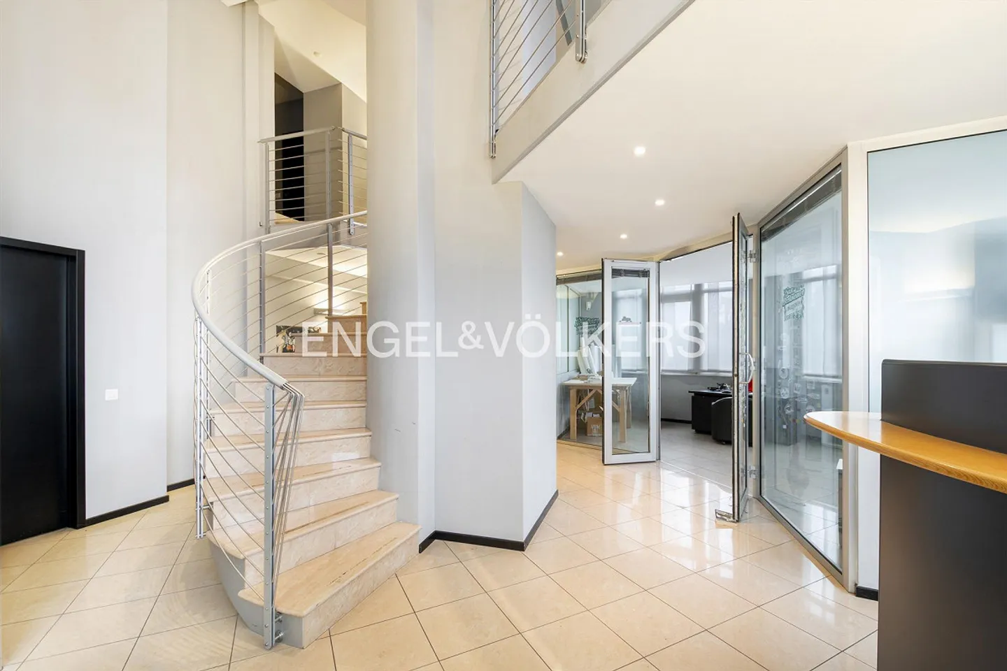 Ufficio spazioso con vista lago e prestigio - Foto 2 di 12