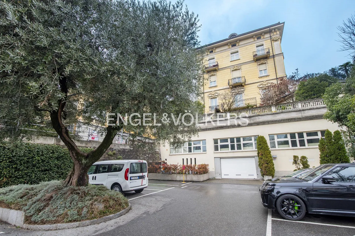 Ufficio spazioso con vista lago e prestigio - Foto 1 di 12