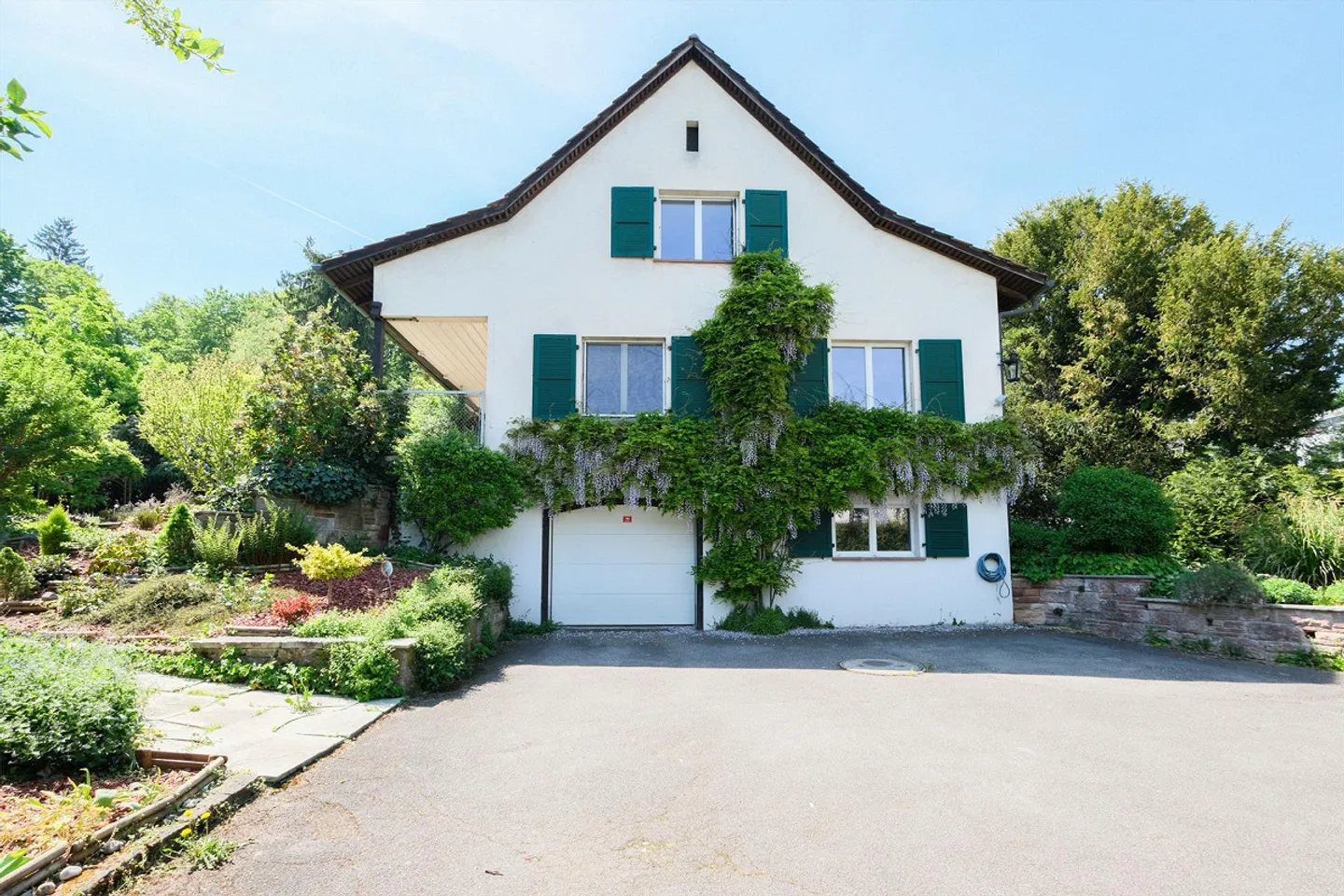 Beaucoup d'espace pour un temps limité - Maison de 7,5 pièces avec grand jardin à Bottmingen - Photo 13 sur 14