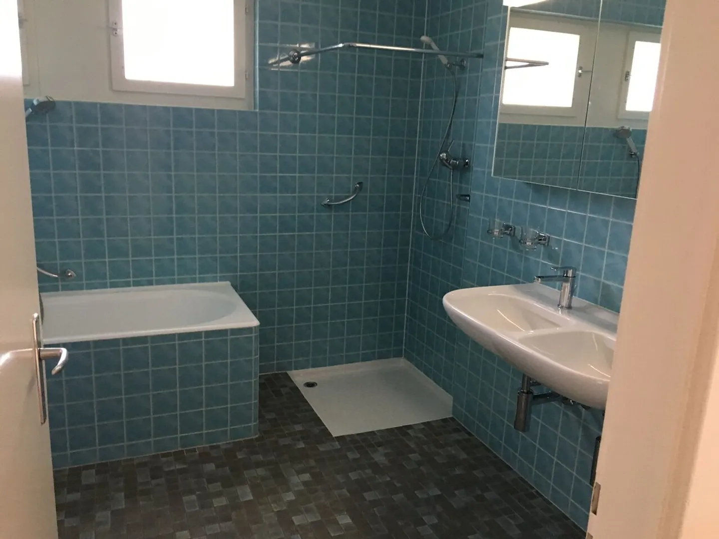 Spacious Apartment with Garden - Photo 3 of 7