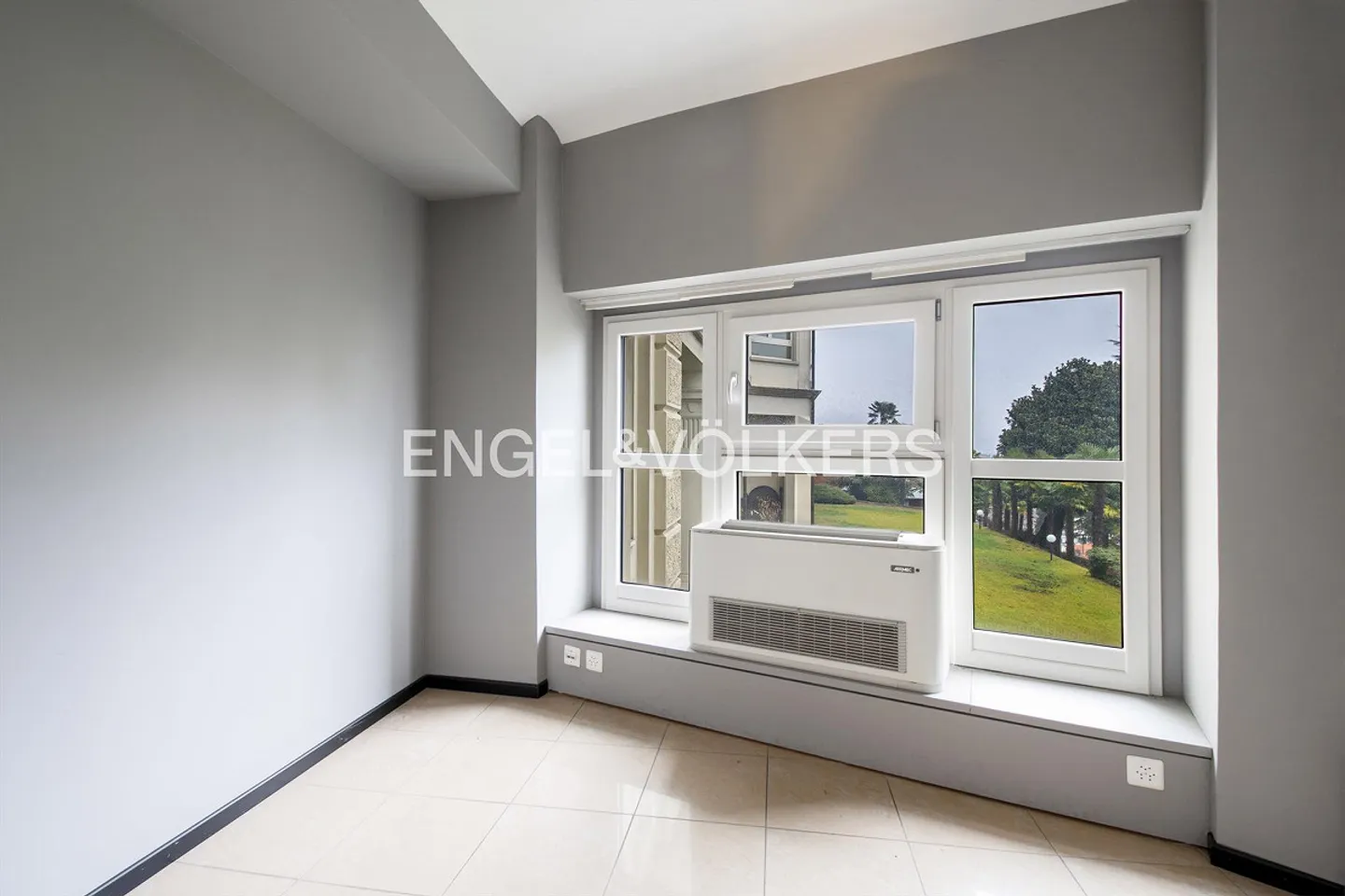 Ufficio spazioso con vista lago e prestigio - Foto 10 di 12
