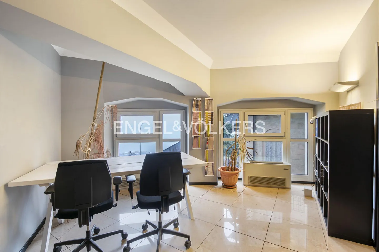 Ufficio spazioso con vista lago e prestigio - Foto 8 di 12