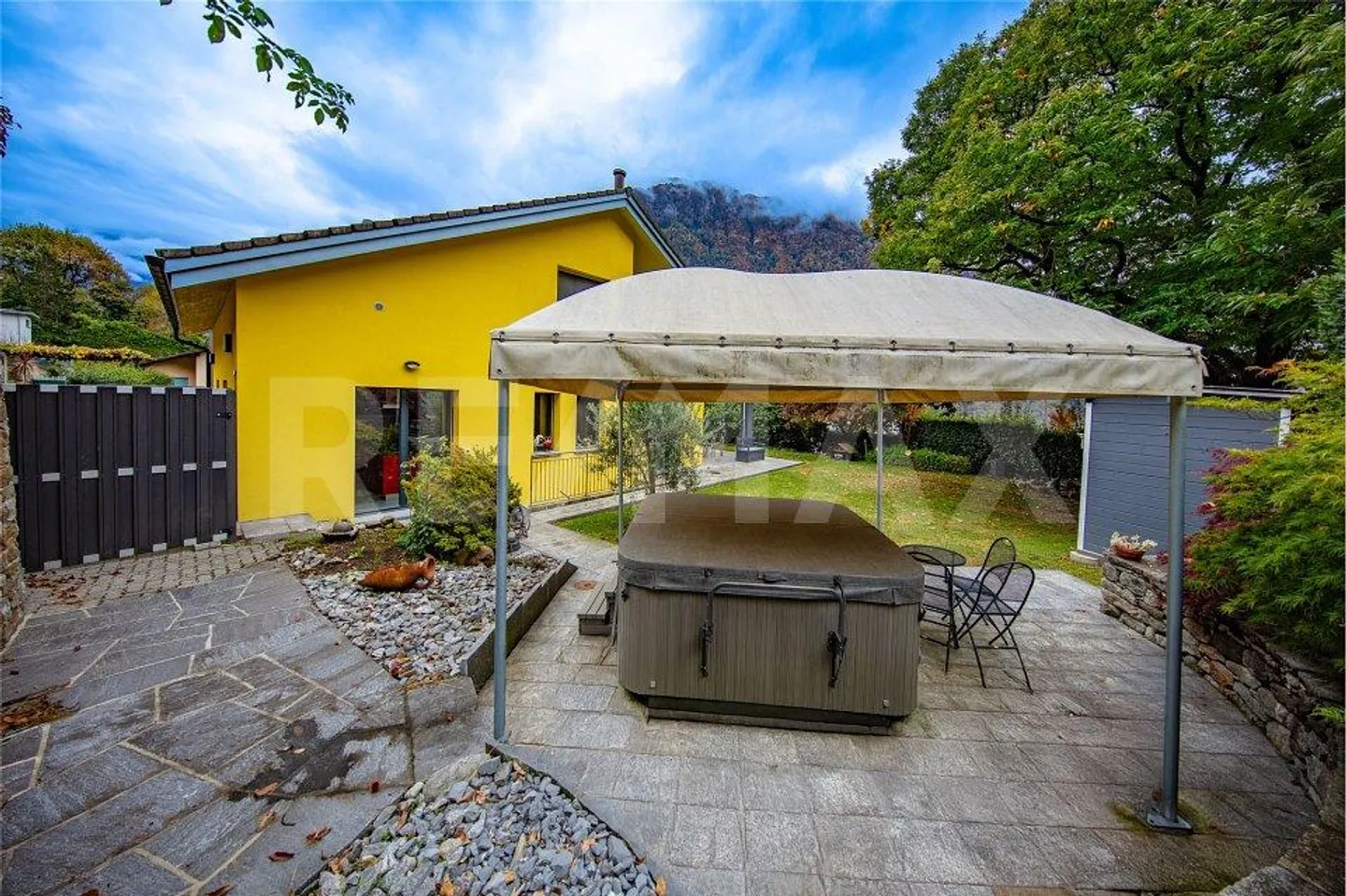 Exclusive Single-Family House in a Quiet Location near Bellinzona - Photo 3 of 13