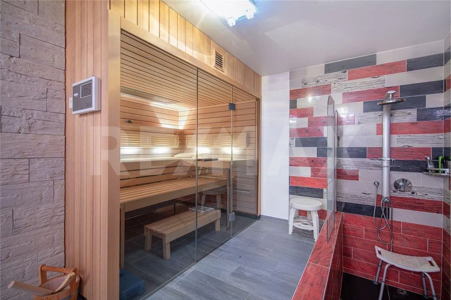 Exclusive Single-Family House in a Quiet Location near Bellinzona - Photo 11 of 13