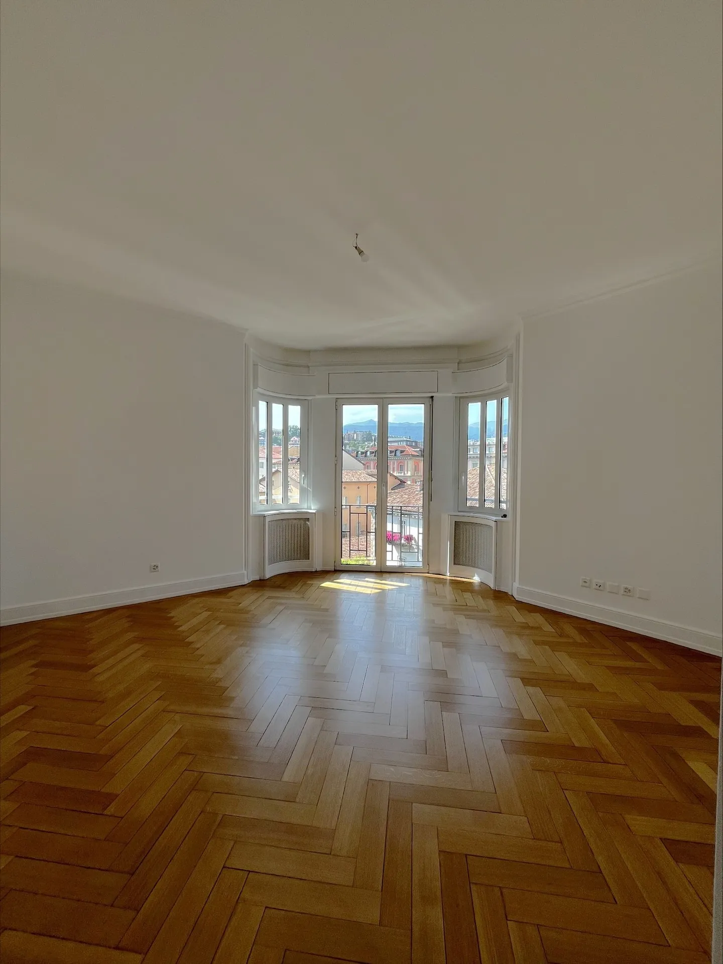 Elegant Office in Lugano - Photo 1 of 6