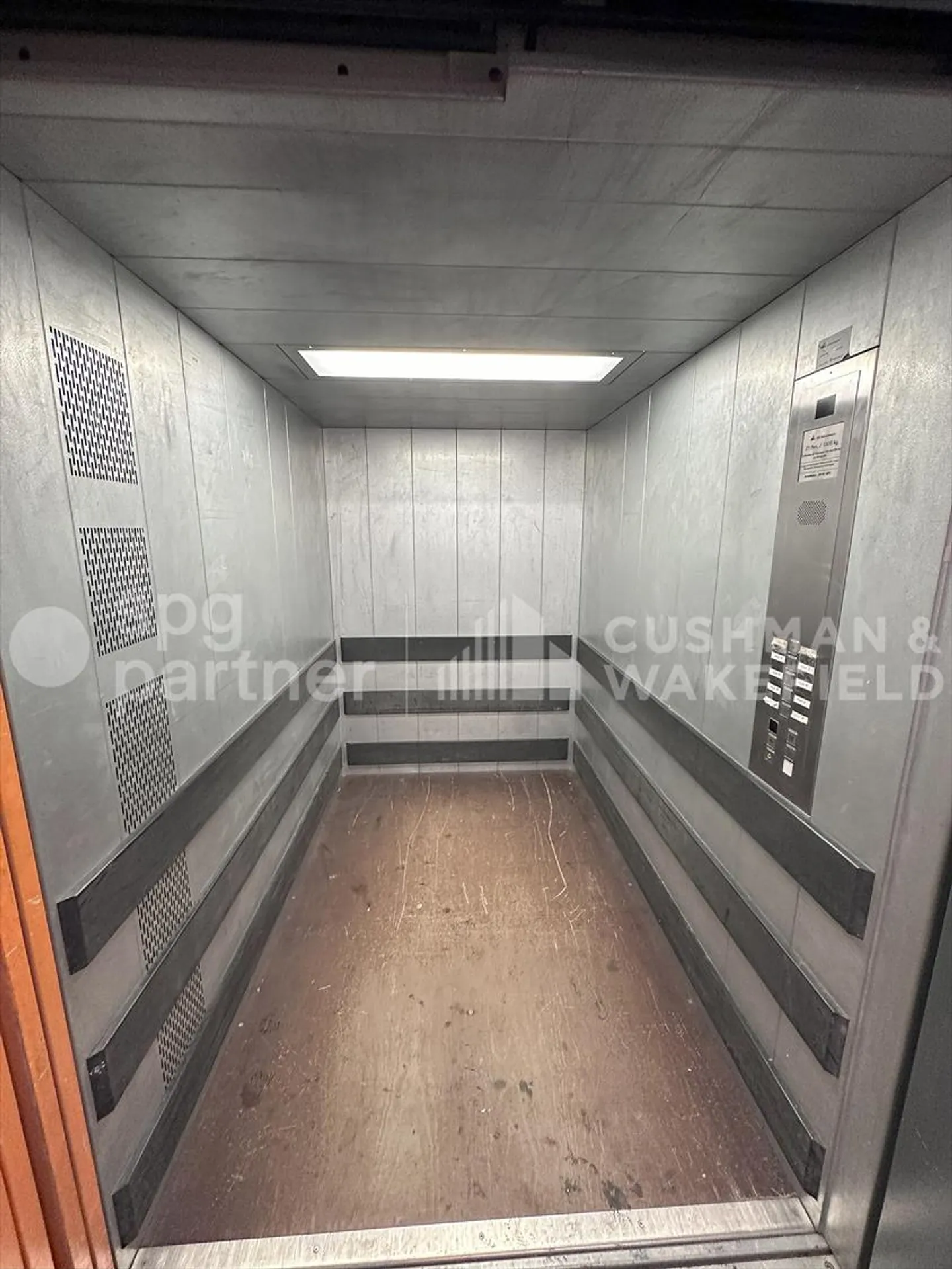 Giovani 51 - Magazzino divisibile in 3 livelli con scaffali - Foto 2 di 5