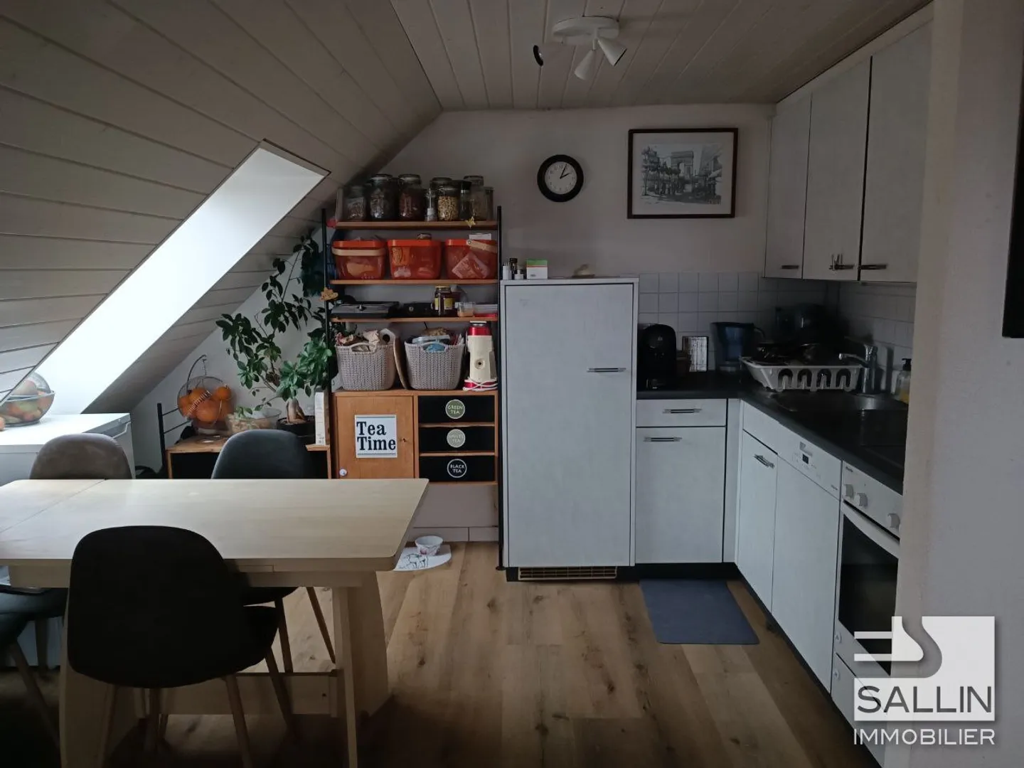 BRIGHT 3-ROOM ATTIC APARTMENT - Photo 2 of 7