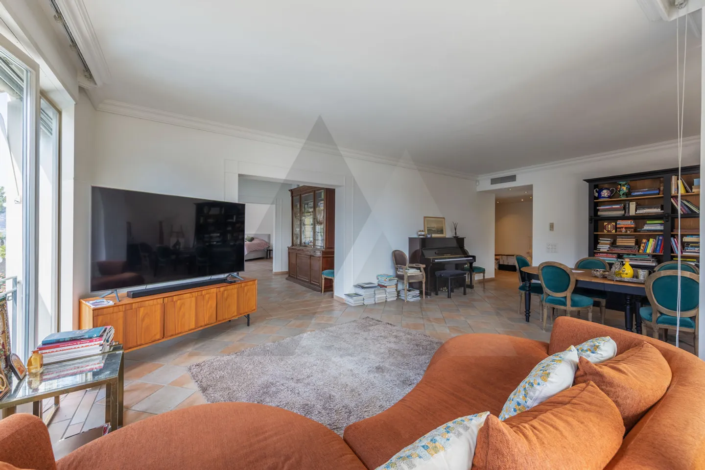 LAKEFRONT APARTMENT WITH EXTERNAL CONDOMINIUM POOL - Photo 7 of 17