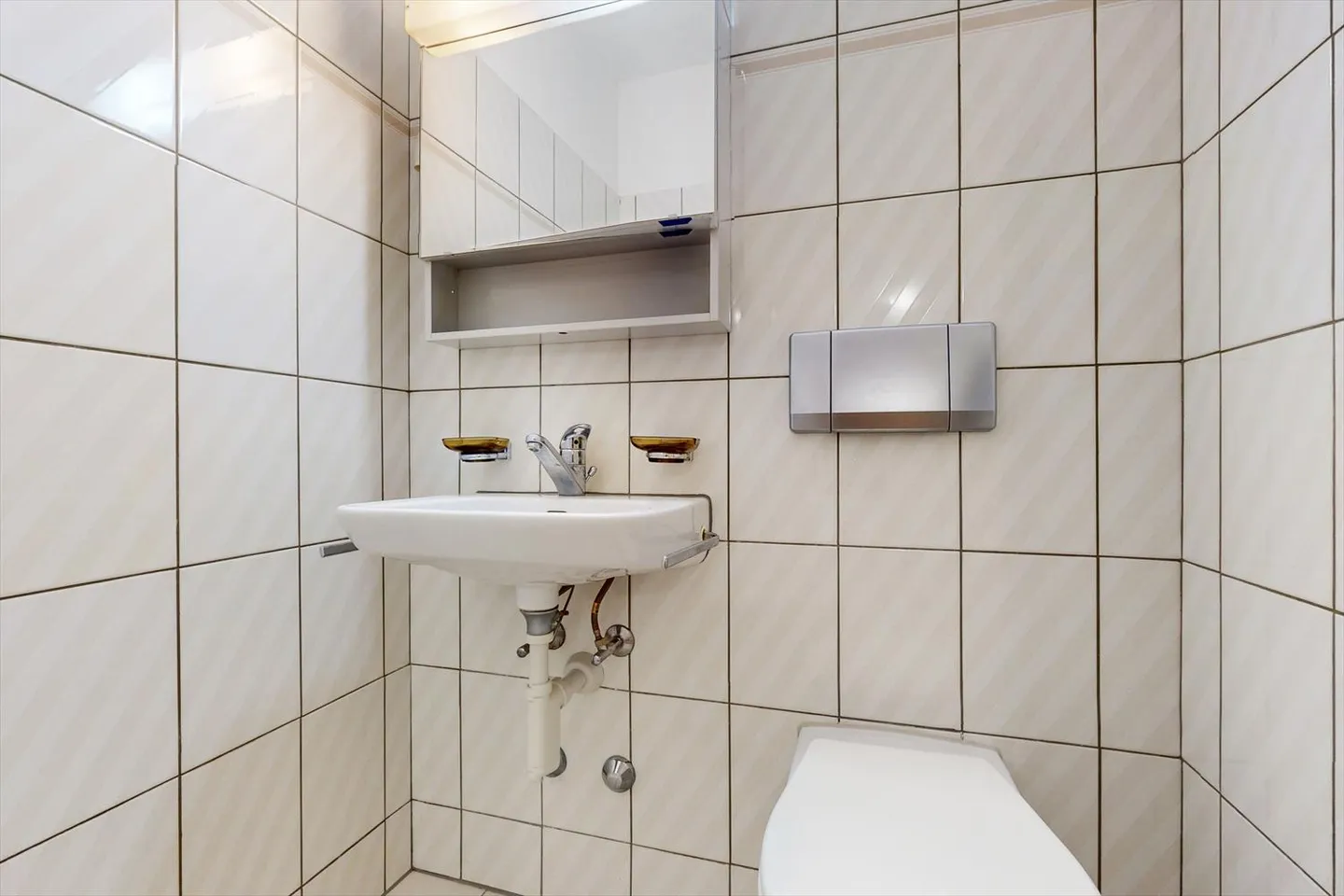 Spacious and bright - Photo 9 of 13