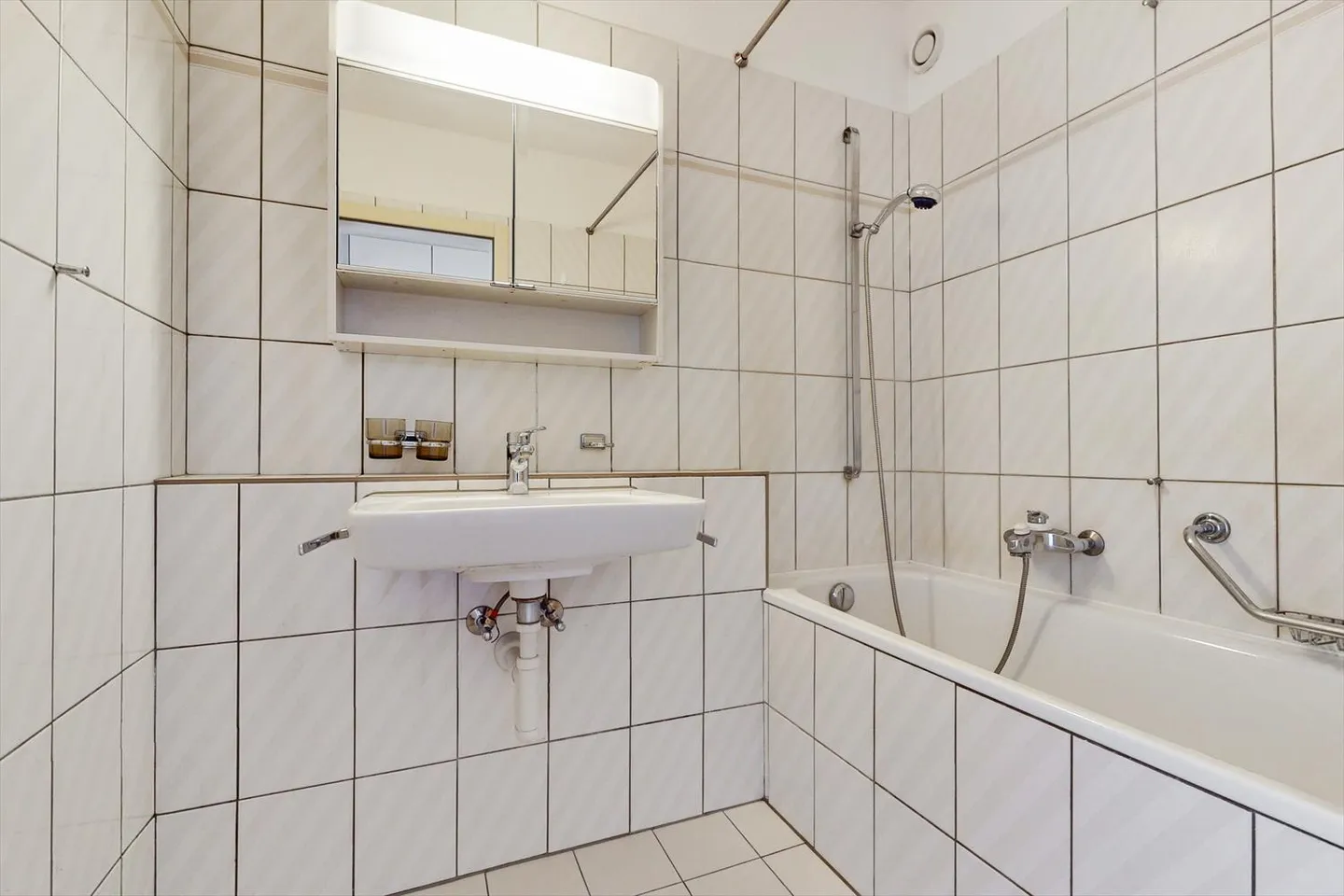 Spacious and bright - Photo 10 of 13