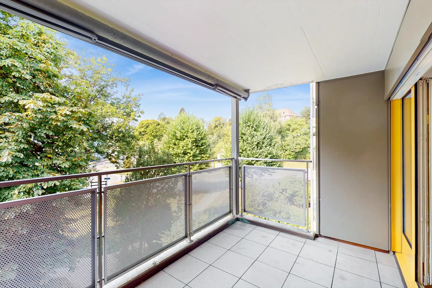 Spacious and bright - Photo 11 of 13