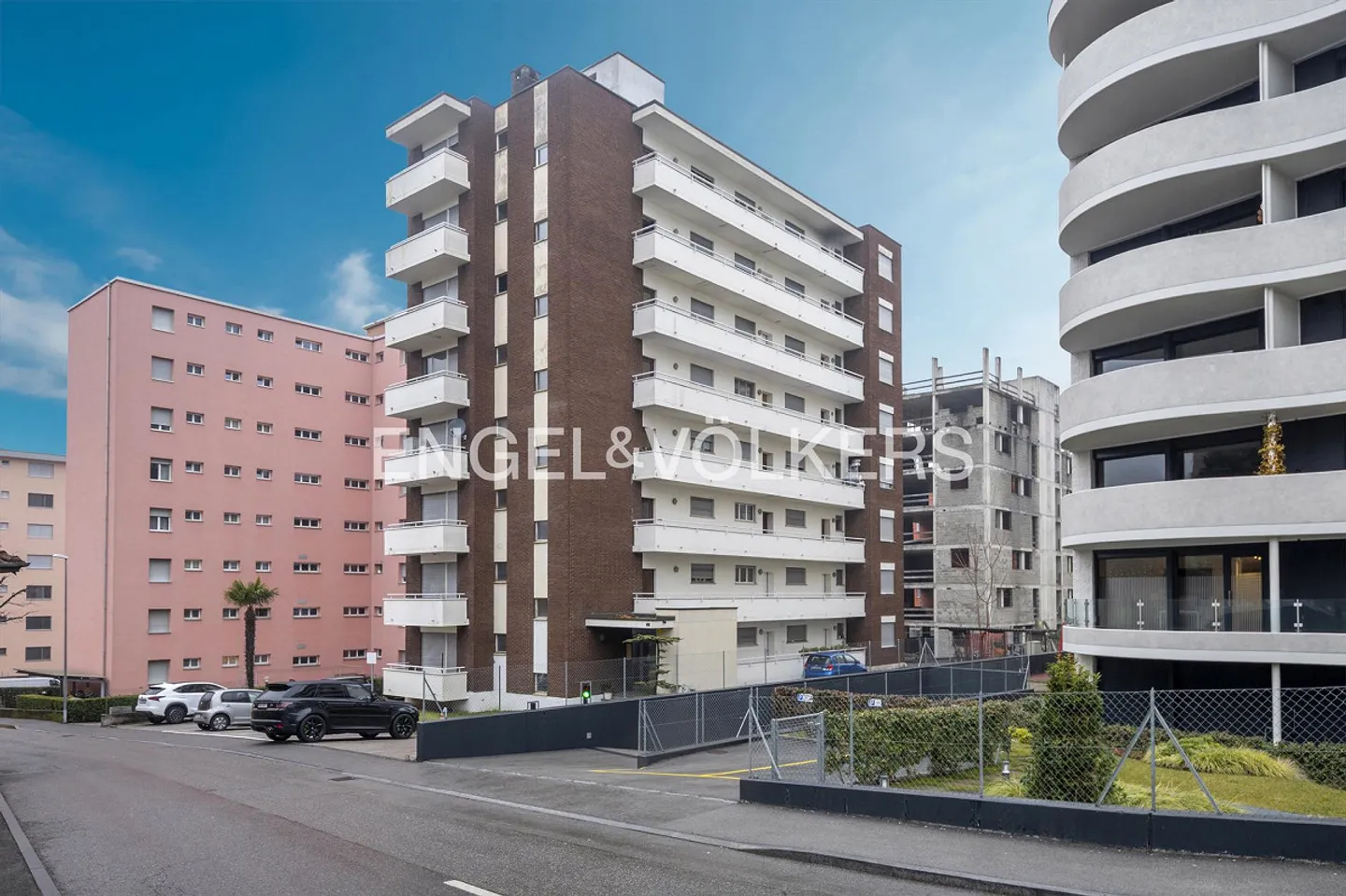 Renovierungsbedürftiges Gebäude in Wohngegend - Foto 1 von 2