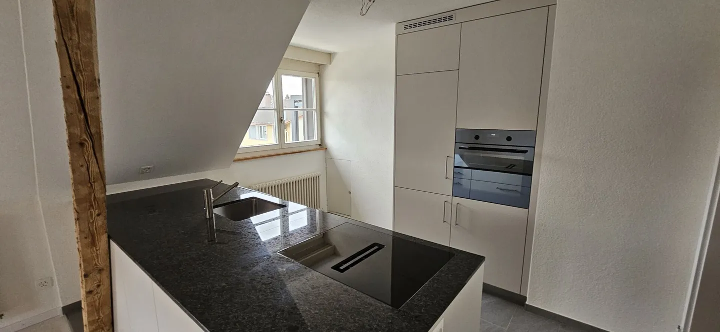 Ampio e luminoso attico di 4 stanze con nuova cucina e grande terrazza nel centro - Foto 1 di 9