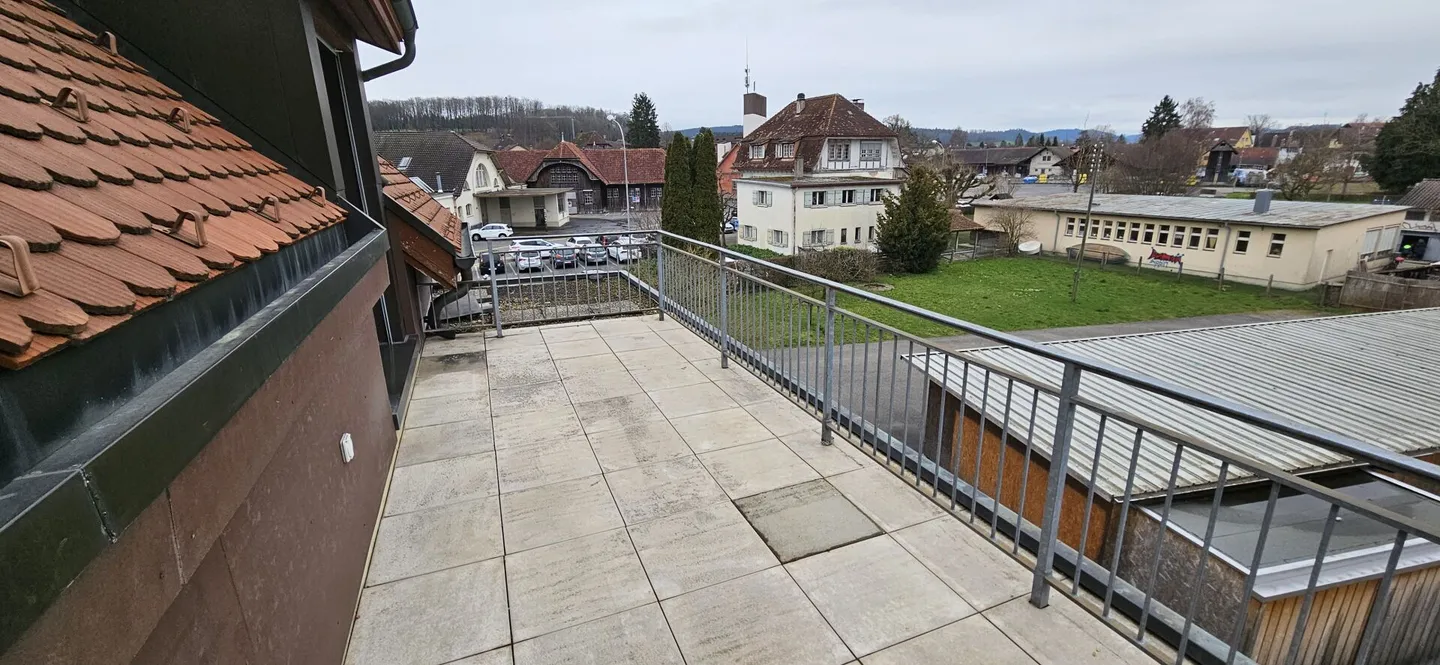 Ampio e luminoso attico di 4 stanze con nuova cucina e grande terrazza nel centro - Foto 9 di 9