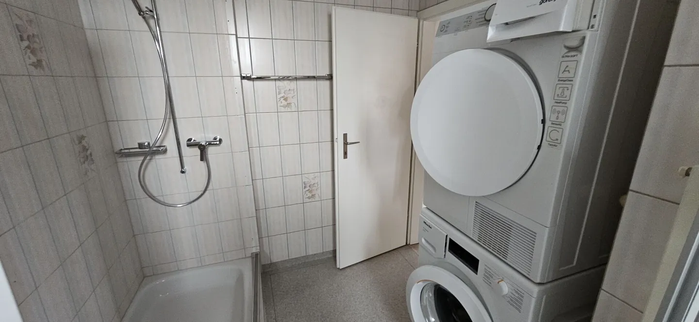 Ampio e luminoso attico di 4 stanze con nuova cucina e grande terrazza nel centro - Foto 7 di 9