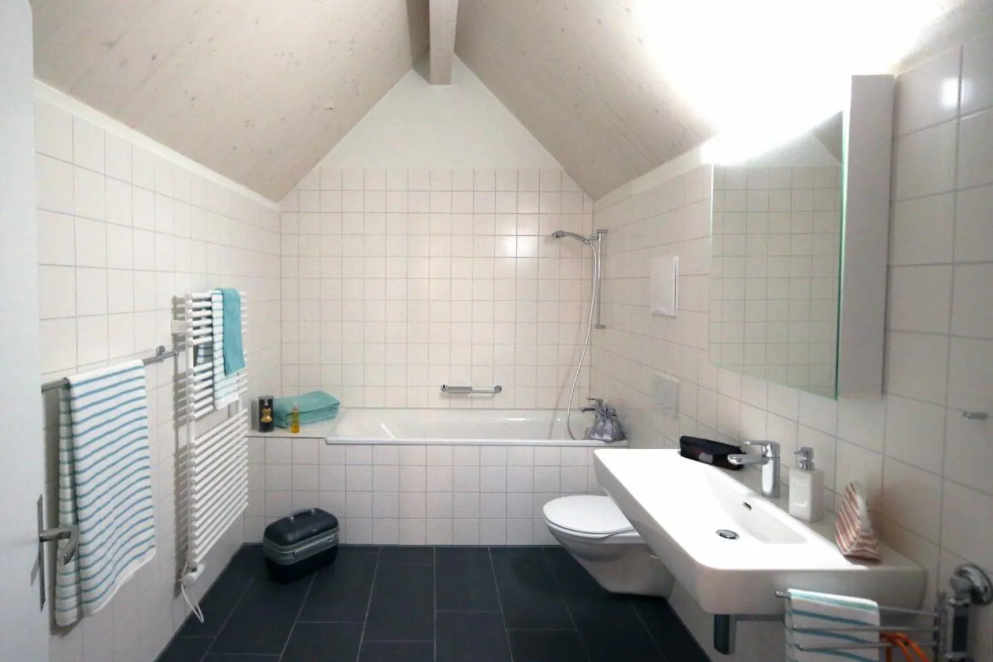 GROSSZÜGIGE MAISONETTEWOHNUNG IN LÄNDLICHER IDYLLE - Foto 4 von 12