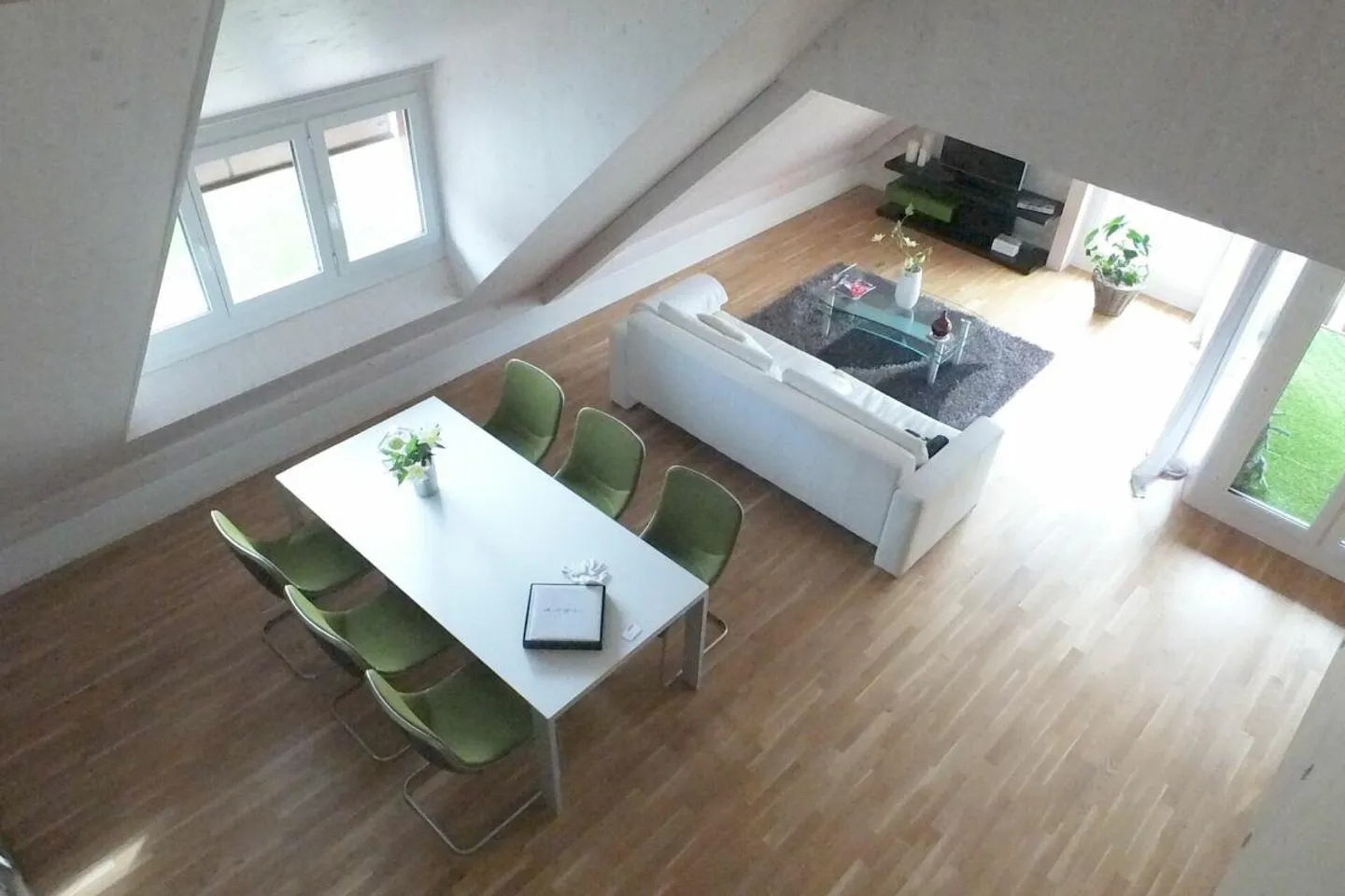 GROSSZÜGIGE MAISONETTEWOHNUNG IN LÄNDLICHER IDYLLE - Foto 2 von 12