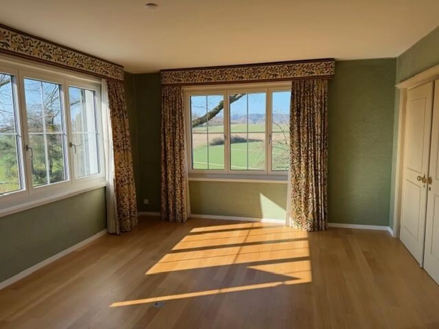 Charmante Villa mit Pool in Adlikon - Foto 3 von 12