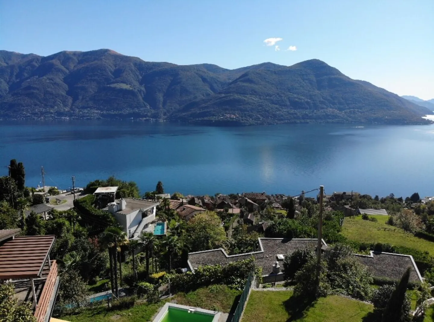 Ampio monolocale, con terrazza, 1 posto auto e splendida vista lago - Foto 1 di 5