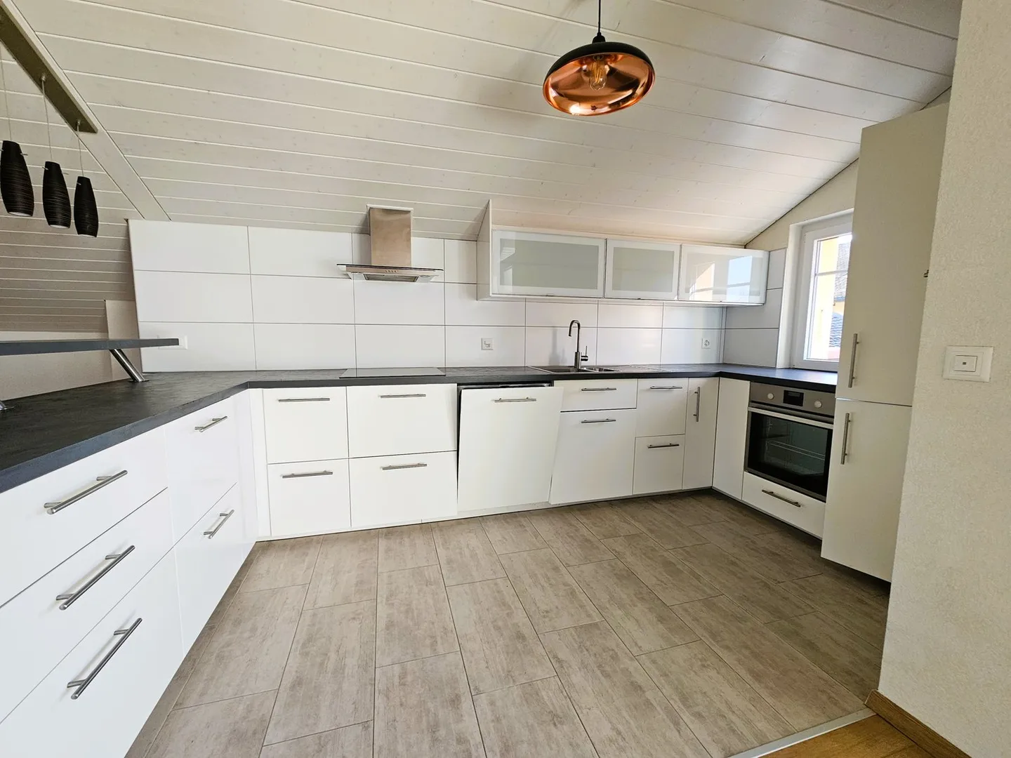 Atypical apartment with sunset terrace - Photo 3 of 10