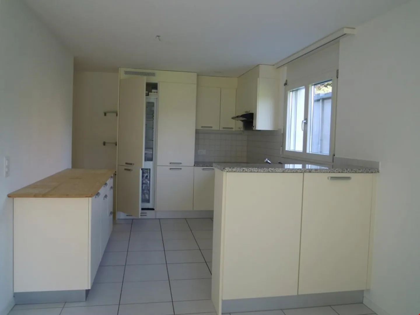 Luminoso appartamento di 4,5 stanze in una posizione tranquilla - Foto 2 di 10