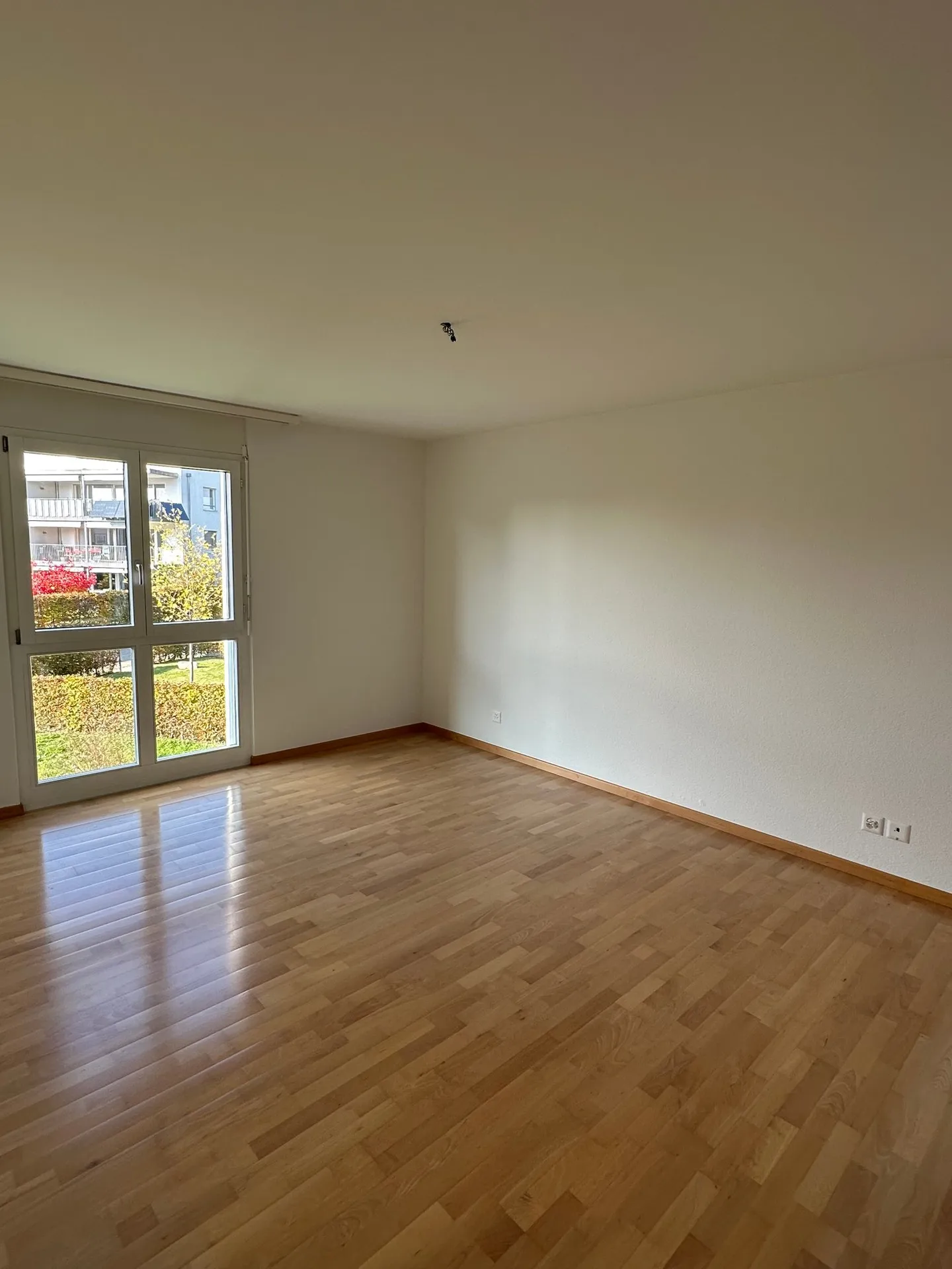 Luminoso appartamento di 4,5 stanze in una posizione tranquilla - Foto 4 di 10