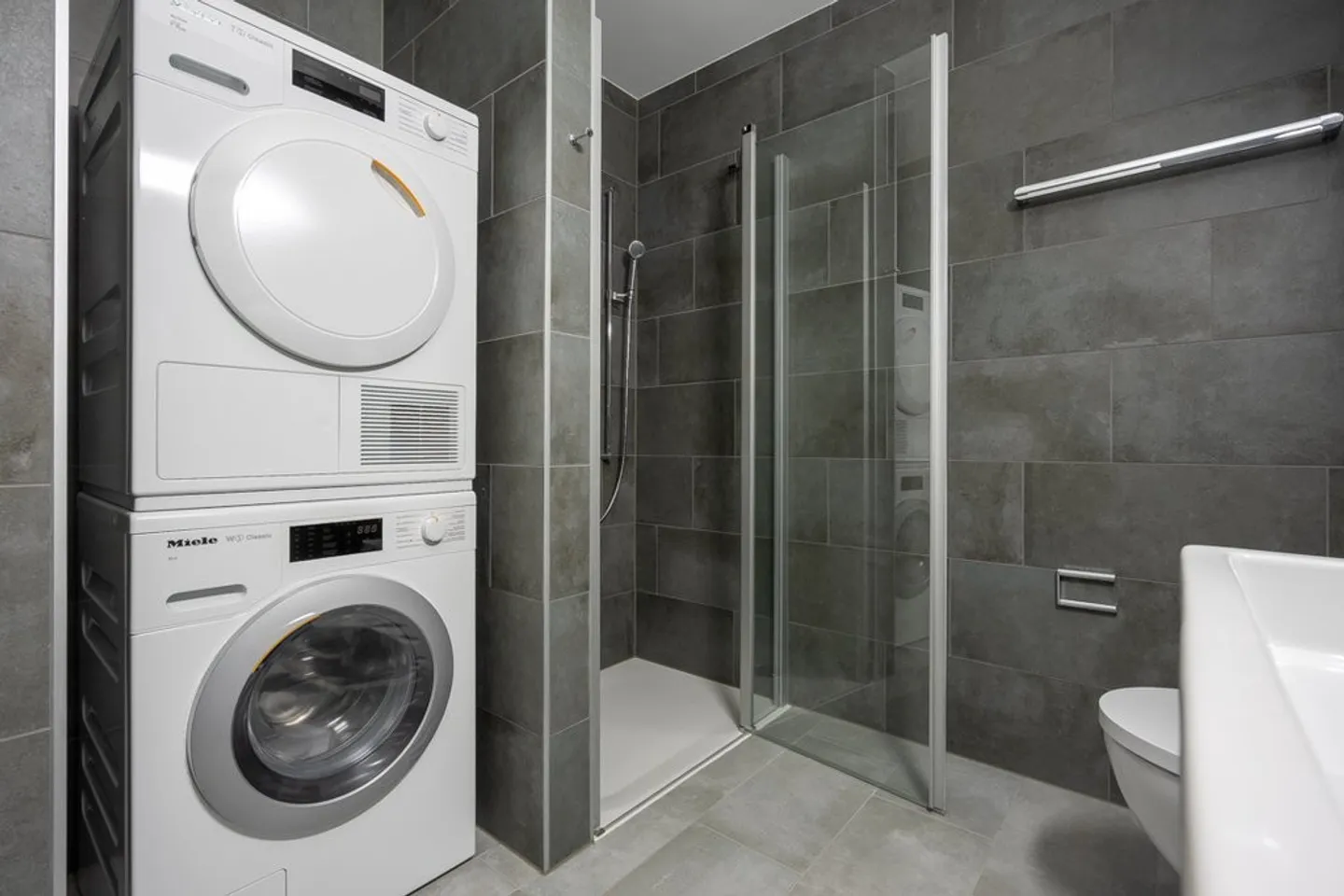 Appartement spacieux et moderne de 3.5 pièces à louer, entouré de verdure - Photo 8 sur 10