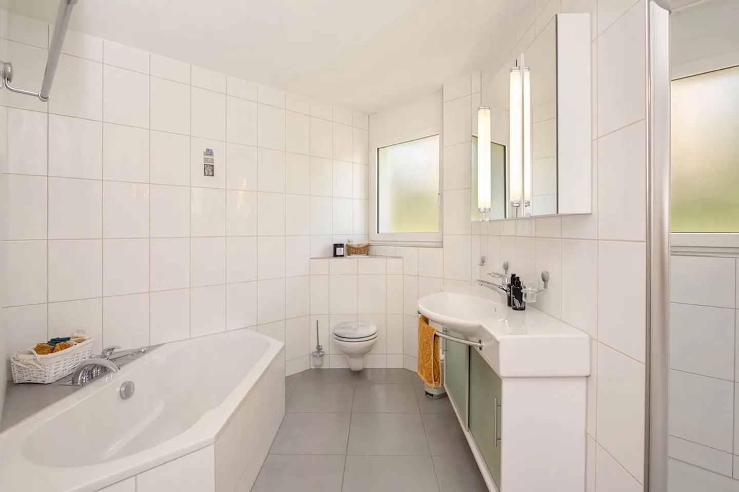 Ampio appartamento di 5,5 stanze con area giardino soleggiata e posto auto in garage incluso - Foto 4 di 13