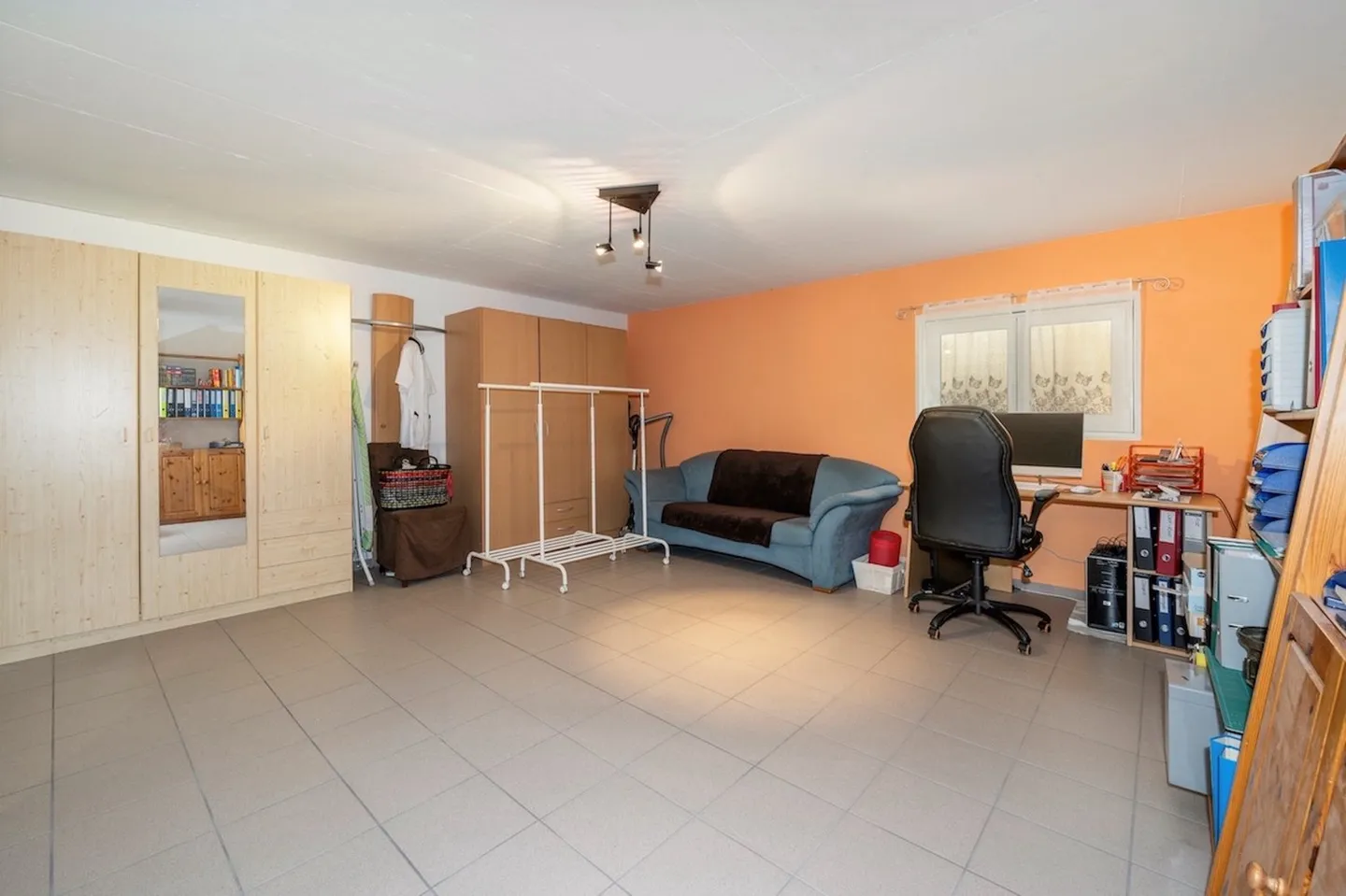 Ampio appartamento di 5,5 stanze con area giardino soleggiata e posto auto in garage incluso - Foto 9 di 13