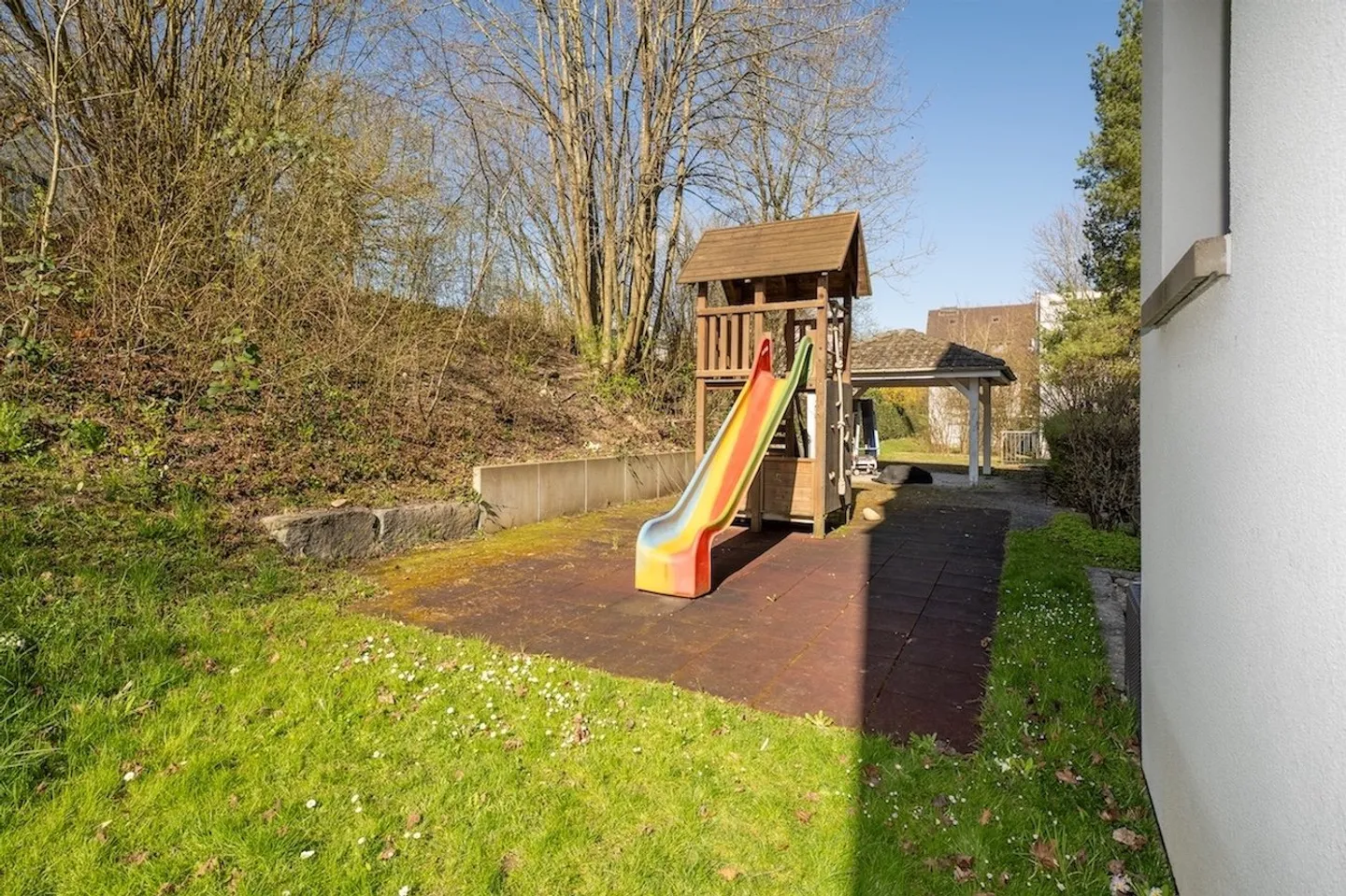 Ampio appartamento di 5,5 stanze con area giardino soleggiata e posto auto in garage incluso - Foto 11 di 13