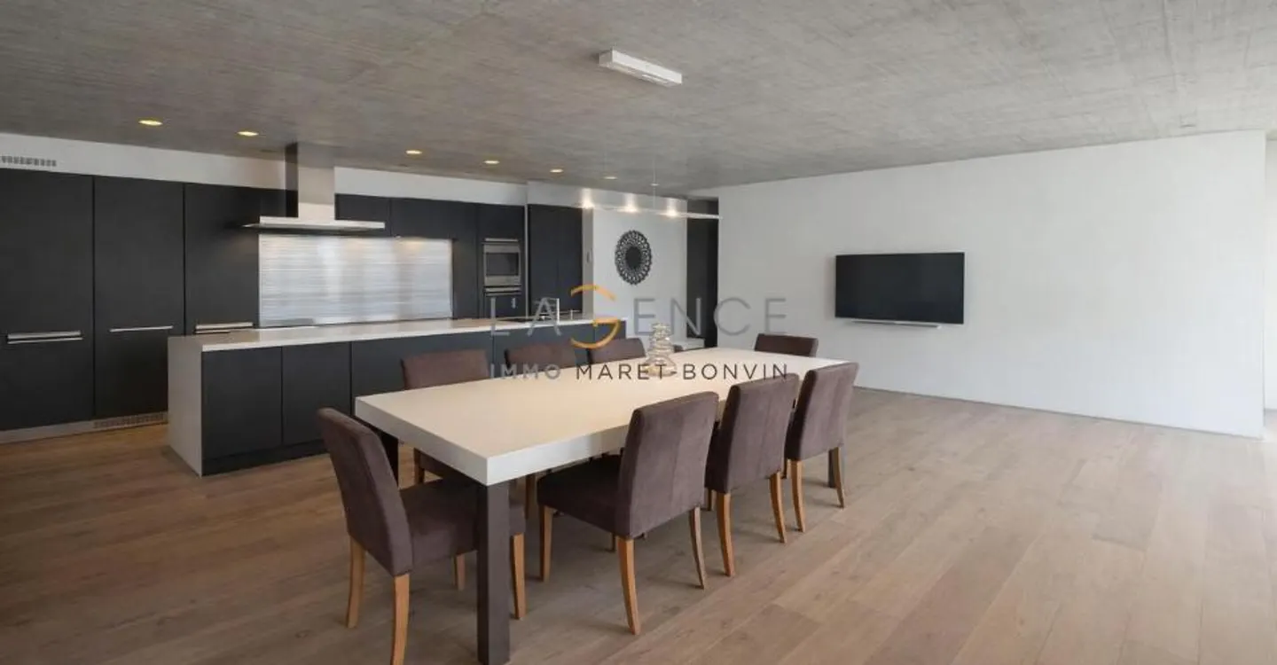 Gravelone - upscale triplex in a highly sought-after area - Photo 3 of 11