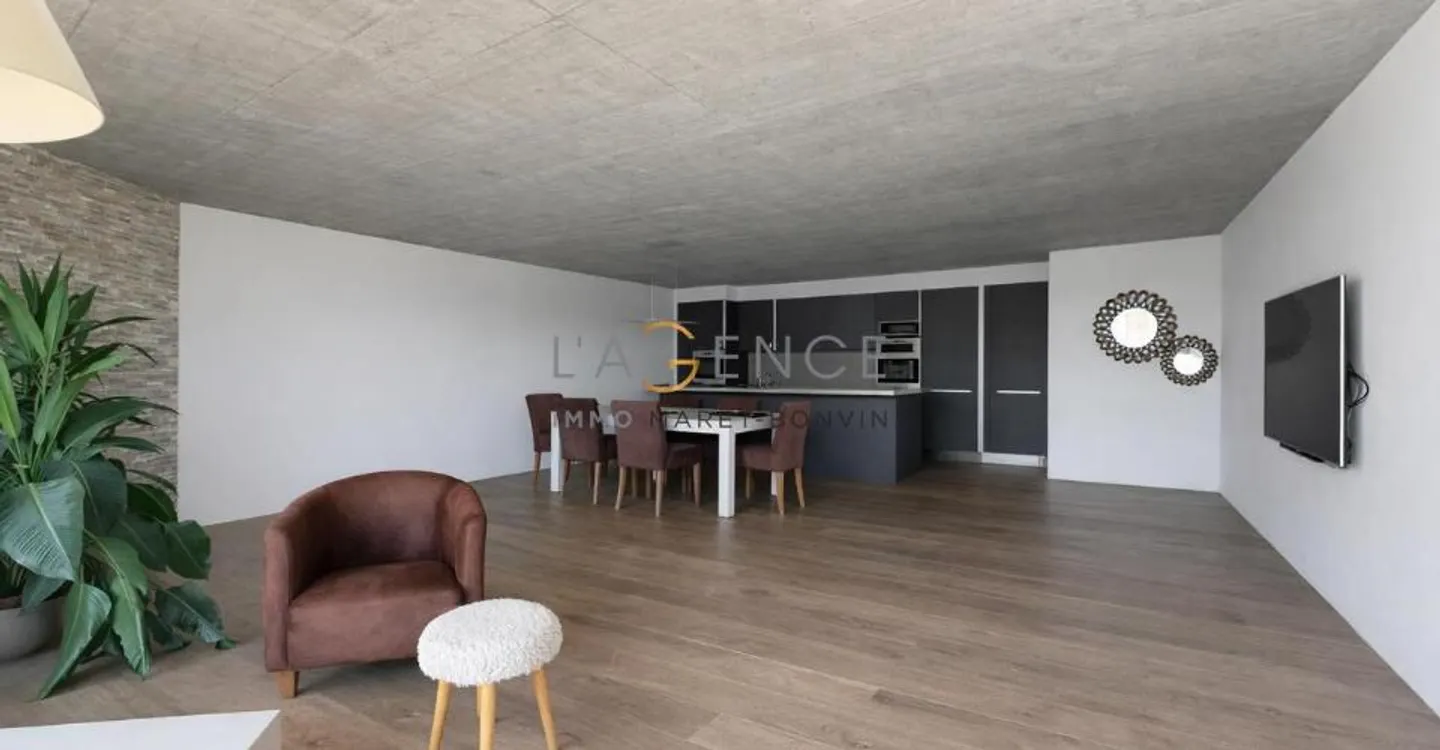 Gravelone - upscale triplex in a highly sought-after area - Photo 4 of 11
