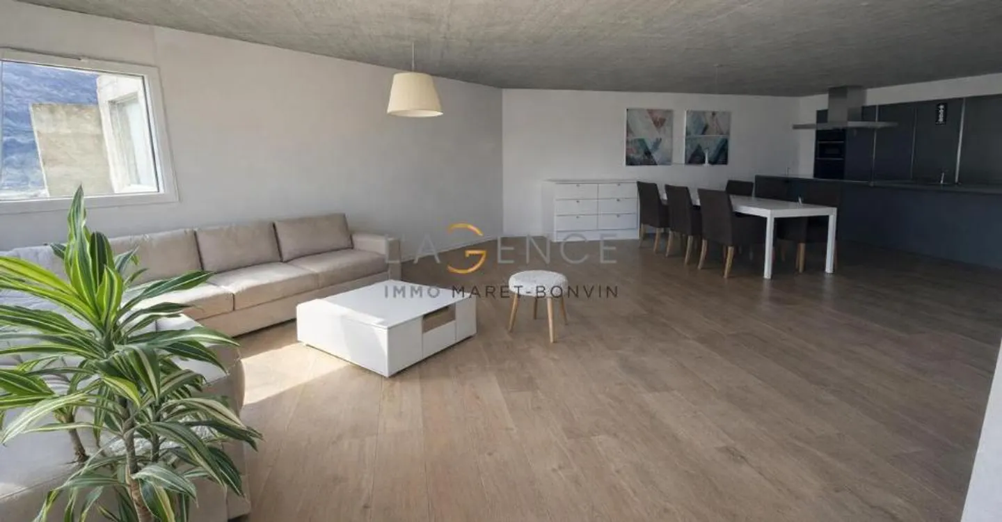 Gravelone - upscale triplex in a highly sought-after area - Photo 5 of 11